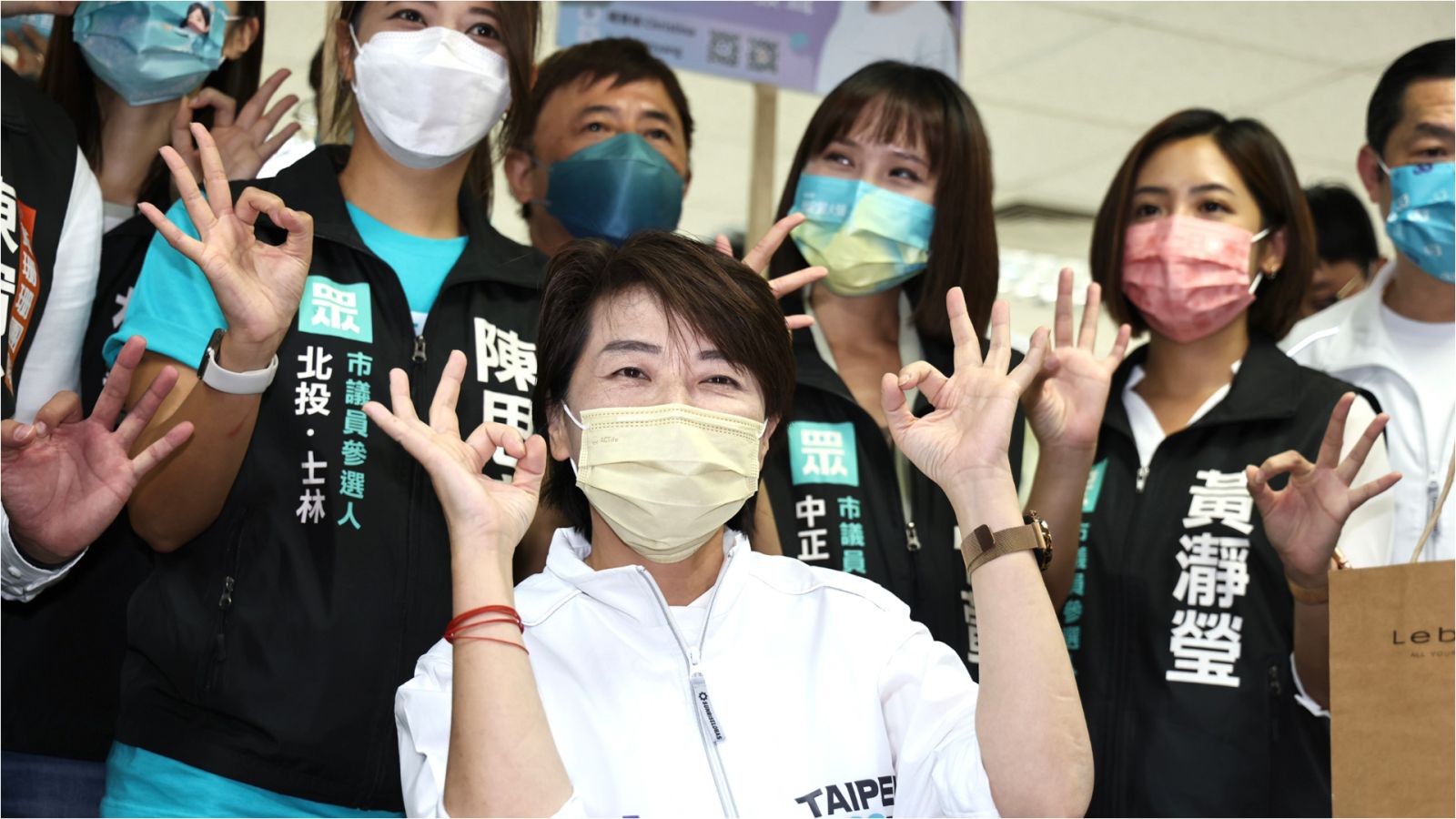 黃珊珊在多名民眾黨議員參選人陪同下,登記參選市長。資料照片/林啟弘攝