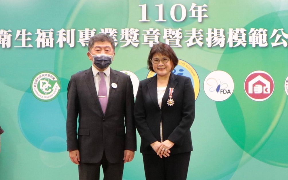 劉淑瓊(右)建議照護司加強說明住院看護納健保在感染控制的效果,這對健保財務有所助益。翻攝台灣醫療改革基金會臉書