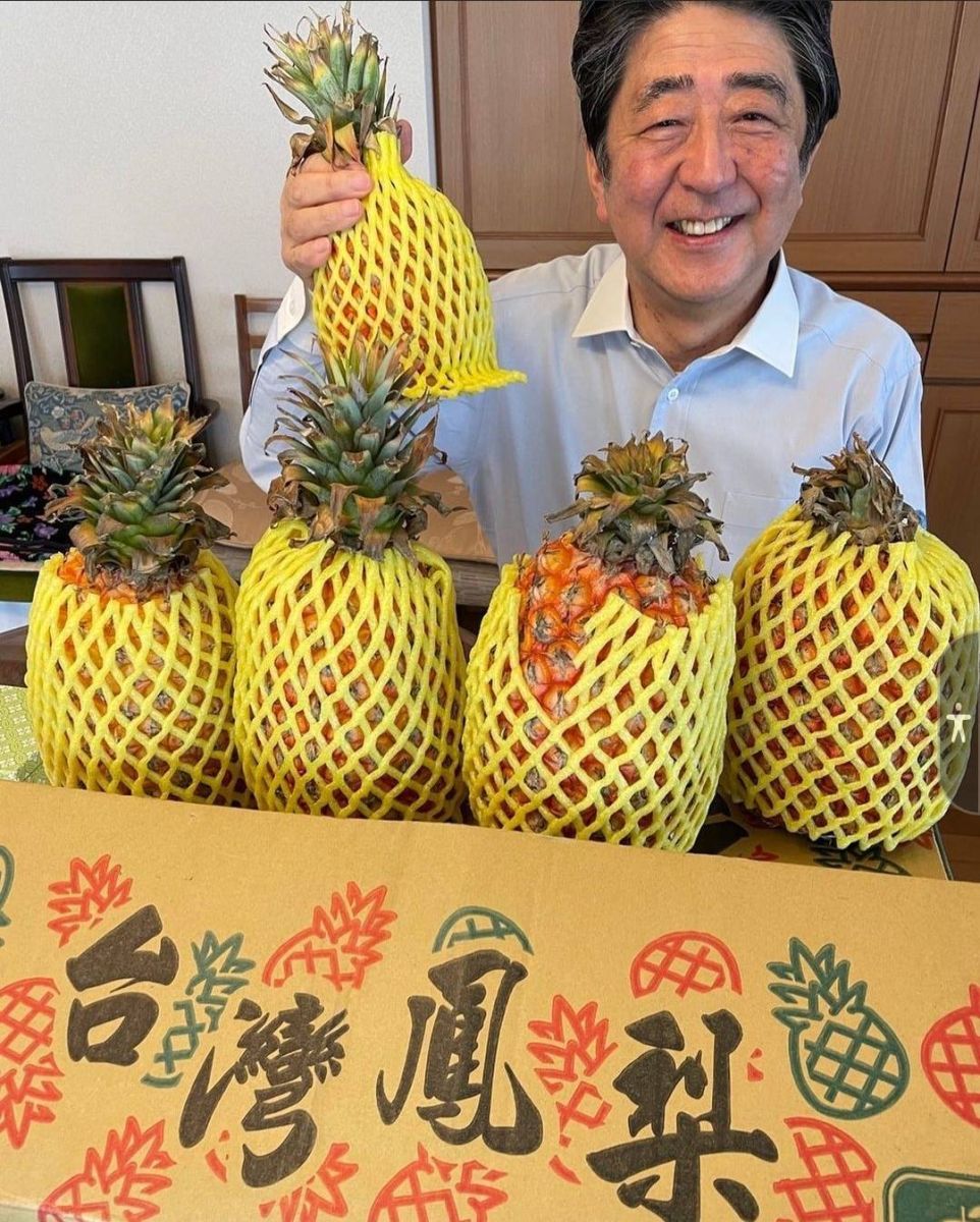 日本前首相安倍晉三挺台,曾在IG貼出拿台灣鳳梨的照片。台灣日本關係協會會長蘇嘉全、前立法院長王金平、駐日本代表謝長廷將出席安倍國葬儀式。 翻攝安倍晉三IG