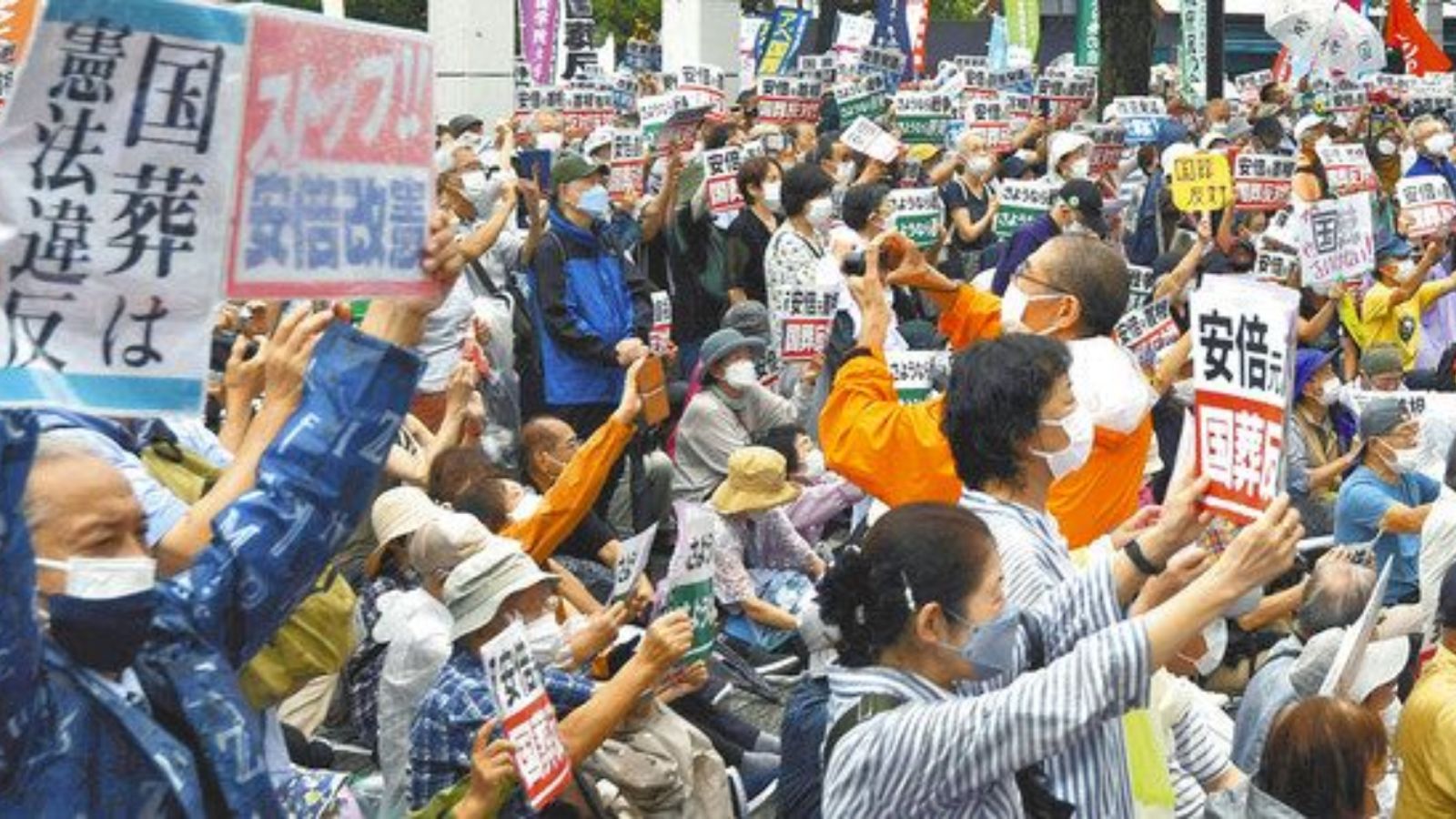 日本民眾19 日在東京街頭舉牌抗議,反對日本政府為前首相安倍舉辦國葬儀式。翻攝@shirasaka_k推特