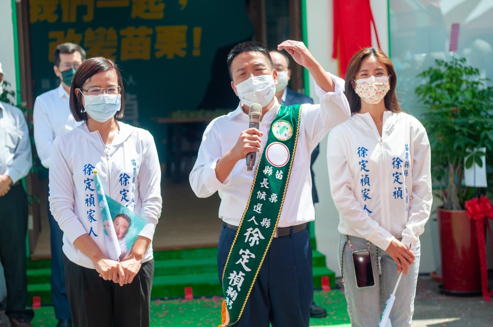 徐定禎的太太(左)與女兒(右)是他的最強後盾。翻攝羅致政臉書