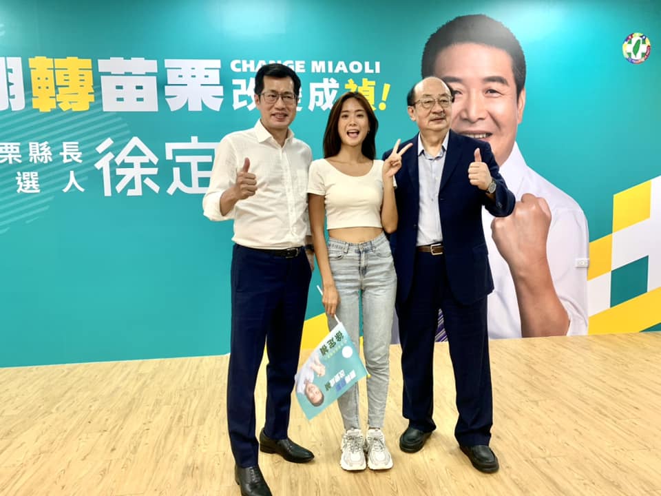里唯人氣高,連柯建銘(右)與羅致政(左)都不忘與她合照。翻攝羅致政臉書