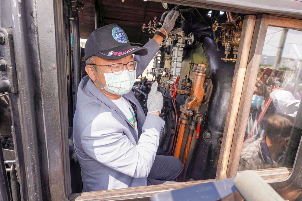 蔡其昌出席海線鐵路通車百年紀念活動，體驗蒸汽火車司機員。蔡其昌總部提供