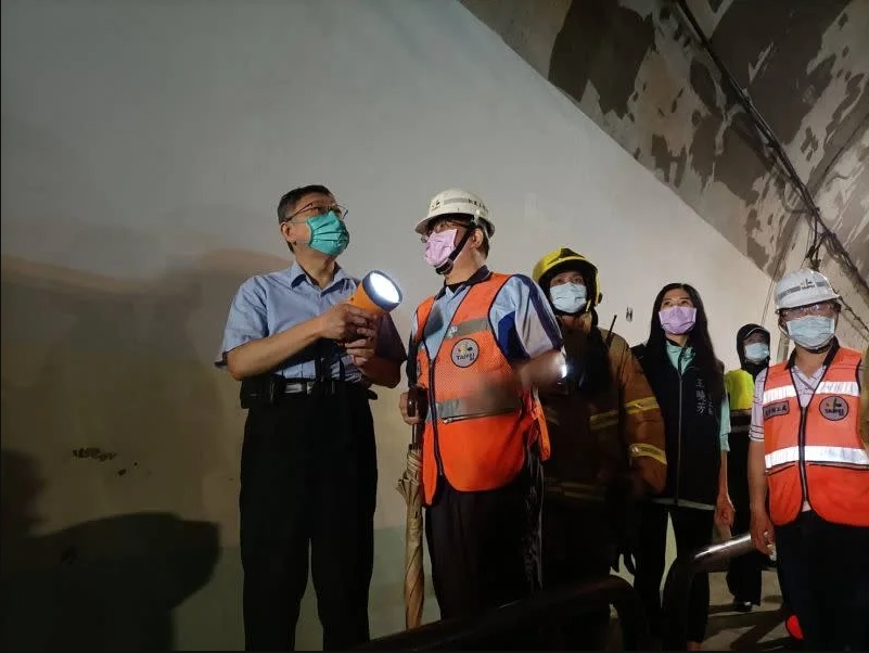 柯文哲晚間取消台中市的民眾黨輔選行程,晚間趕回台北視導內湖康樂隧道搶通。北市府提供