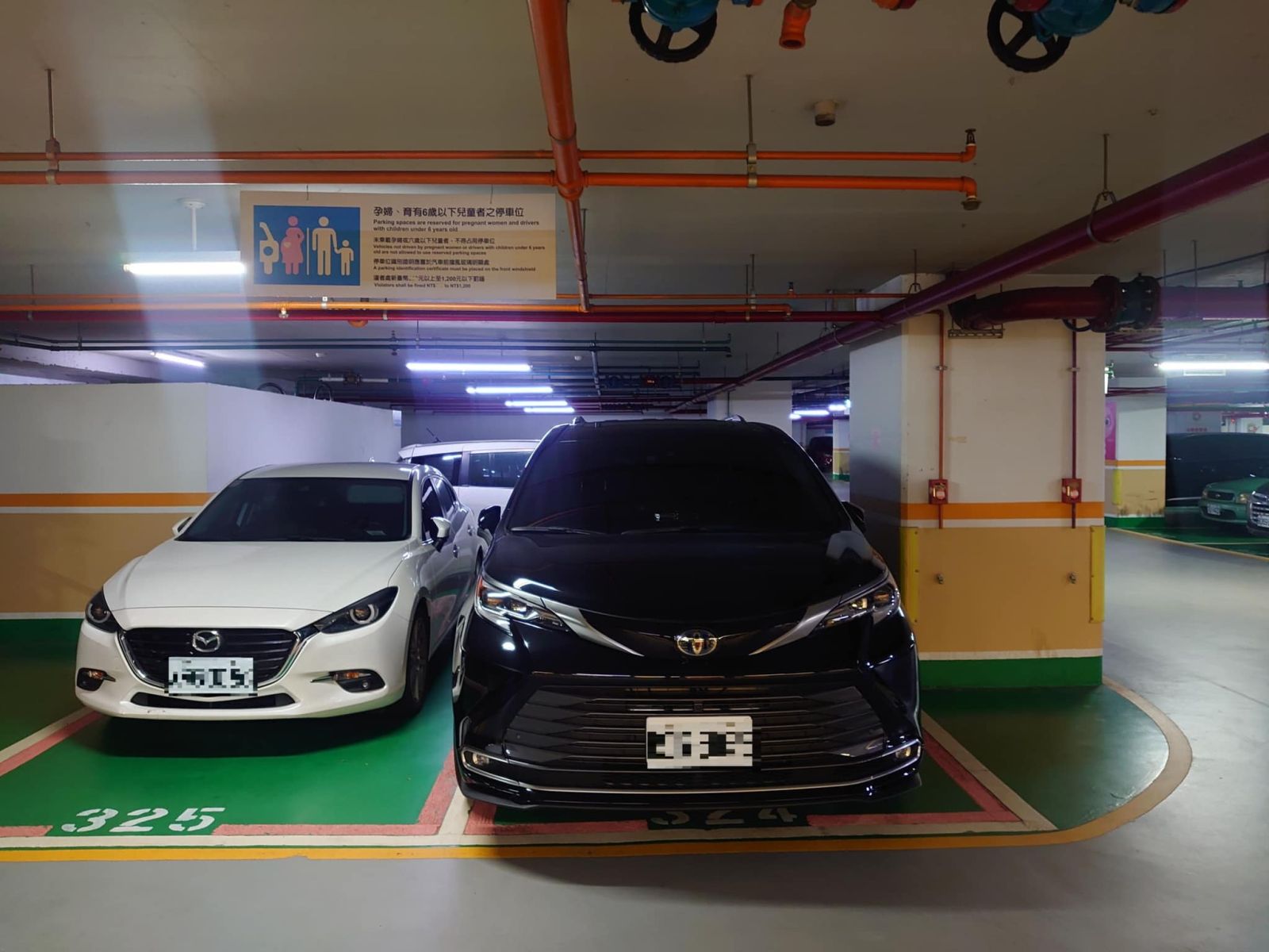 林佳龍座車違停在婦幼停車格。翻攝葉元之臉書