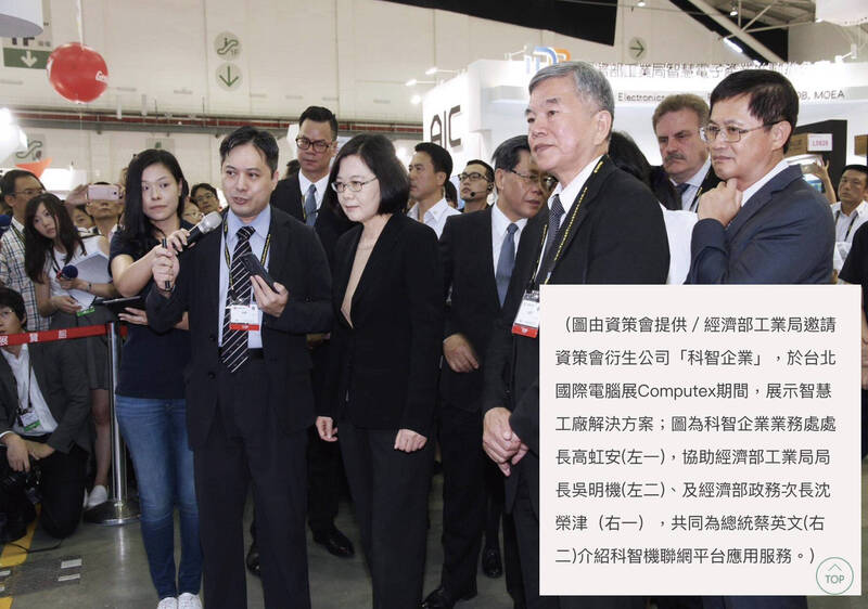 高虹安拿出2016年台北國際電腦展Computex期間,幫蔡英文總統及時任經濟部政務次長沈榮津導覽的圖片。高虹安辦公室提供