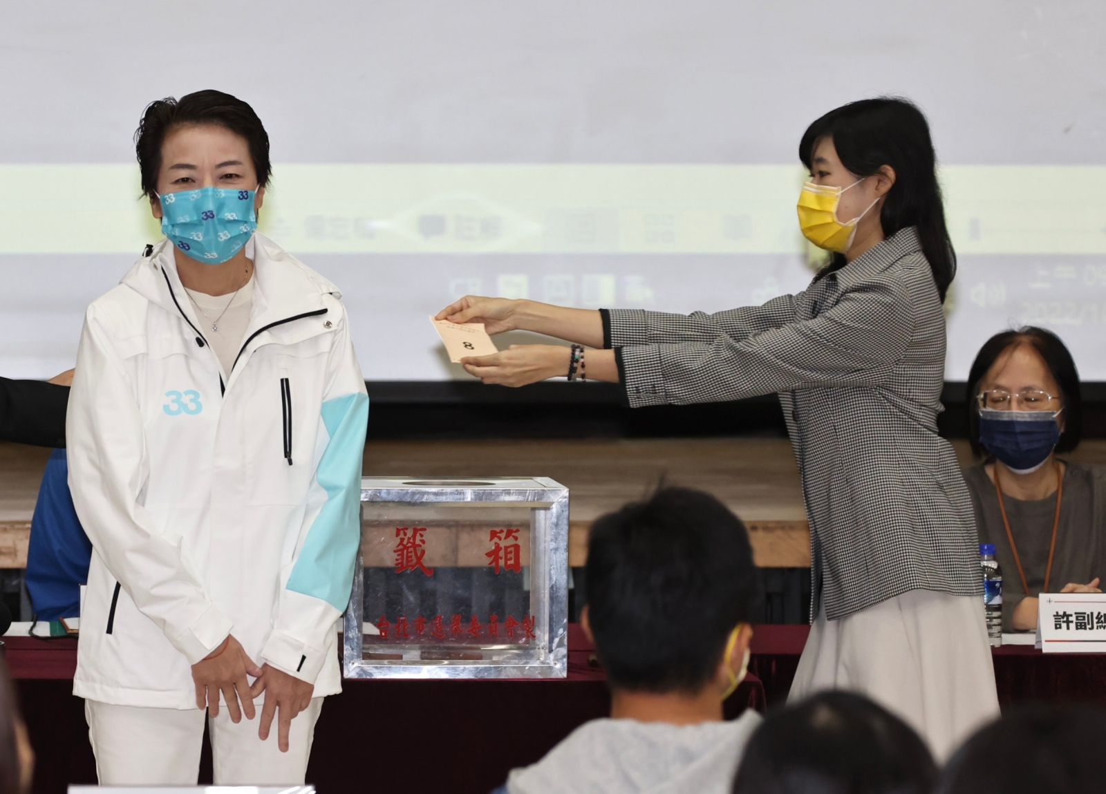 黃珊珊抽籤。林啟弘攝