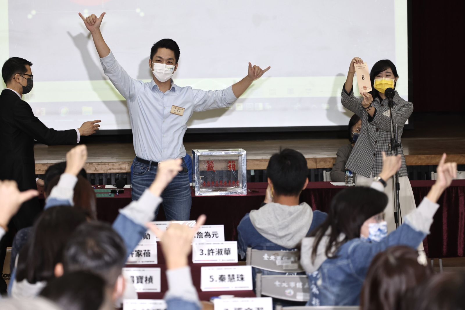 蔣萬安抽籤。林啟弘攝