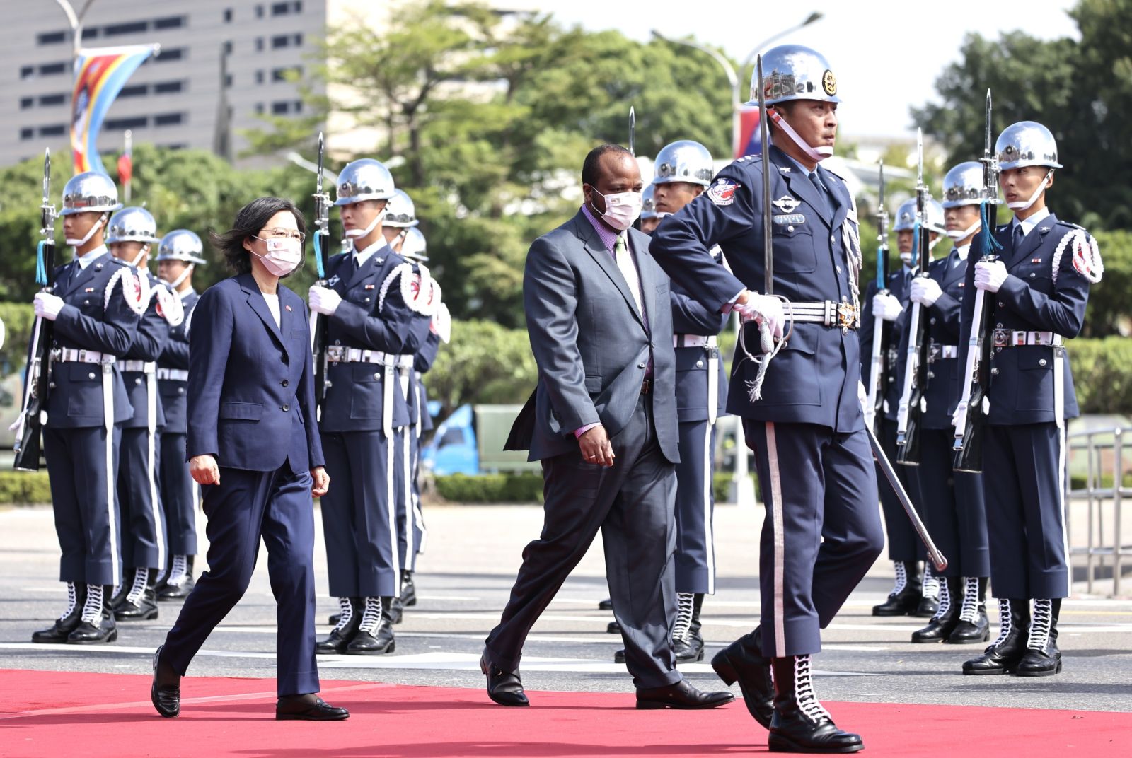 非洲友邦史瓦帝尼國王恩史瓦帝三世(H. M. King Mswati III)抵台進行國是訪問,蔡總統今軍禮歡迎。林啟弘攝