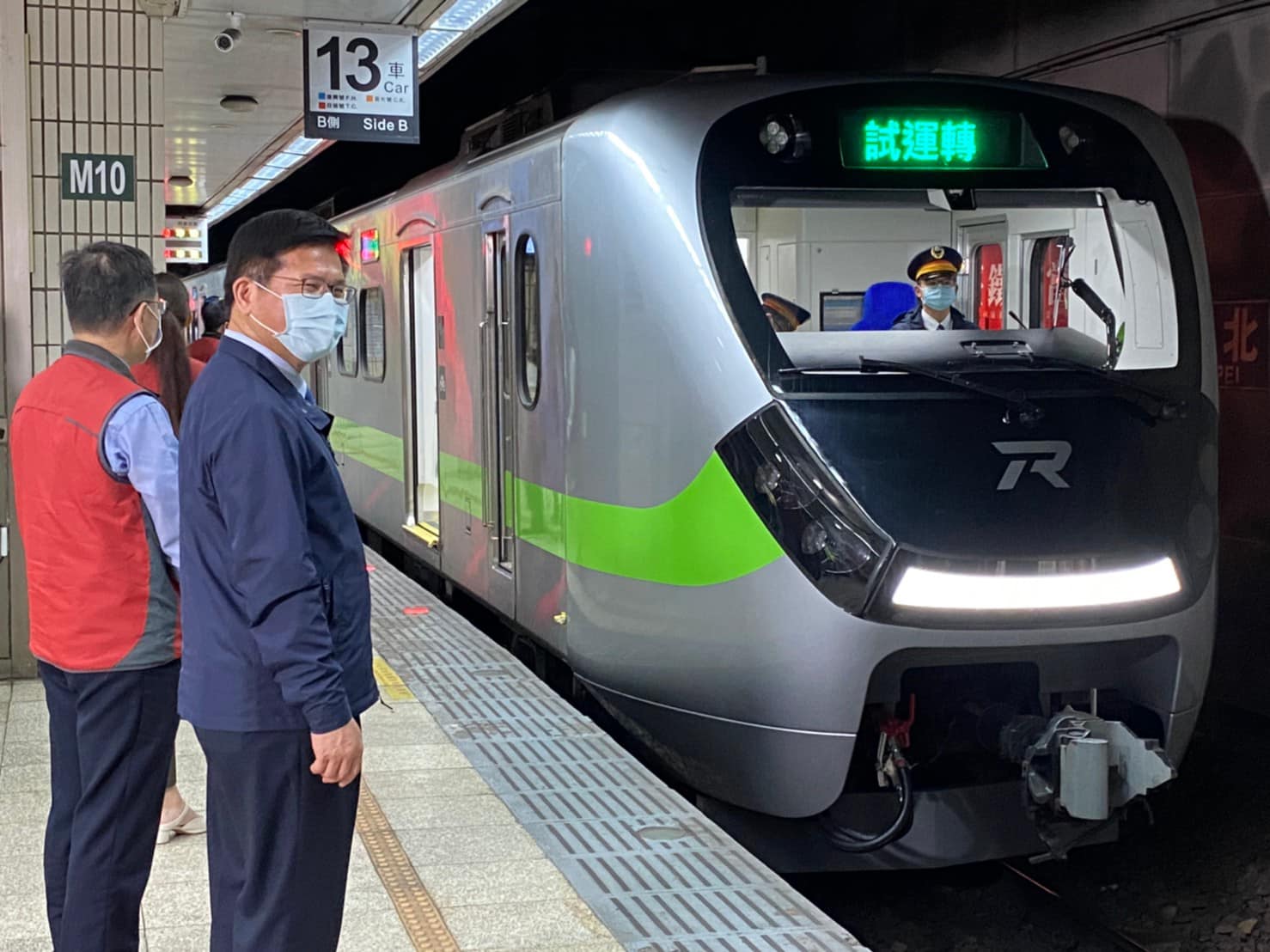 林佳龍於台中市長任內曾爭取敬老卡搭乘火車未果,本次參選新北市長則祭出點數加碼至600,並承諾可使用於計程車。翻攝林佳龍臉書
