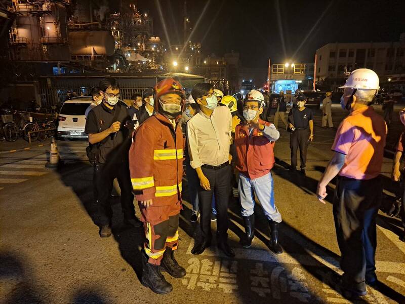 中油大林廠第三重油脫硫工場爆炸火警,市陳其邁(中)下令全面停工、最重處罰。高雄市政府提供