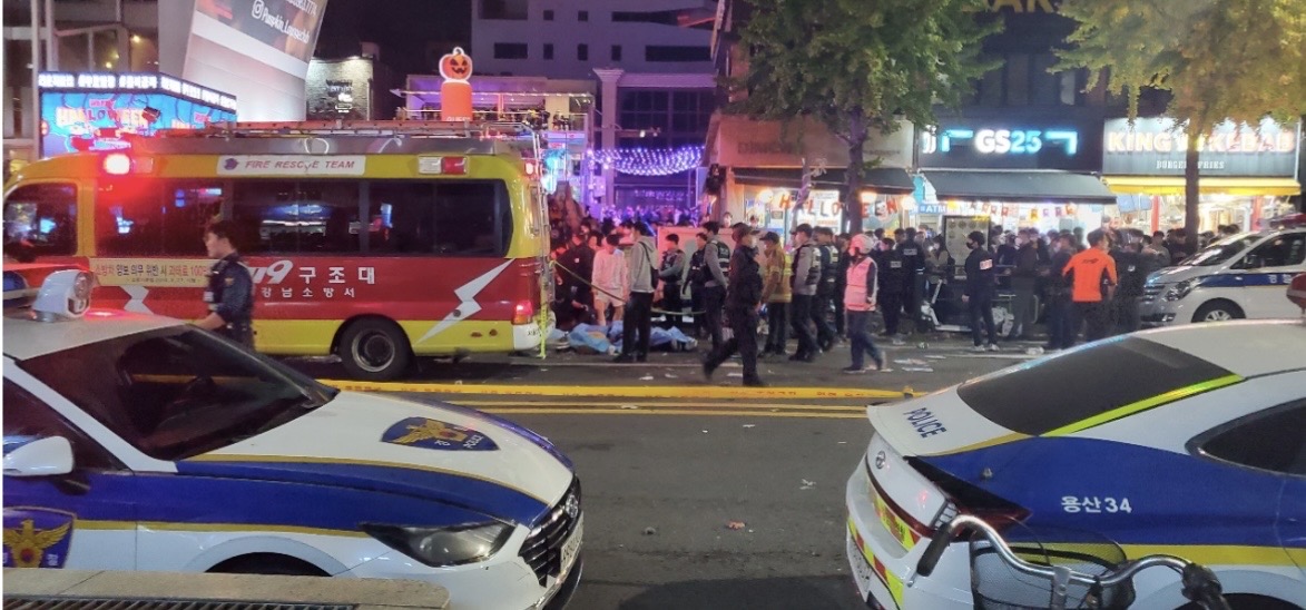 急救不治的死者暫先擺放在梨泰院路上，場面驚駭。吳珮如攝