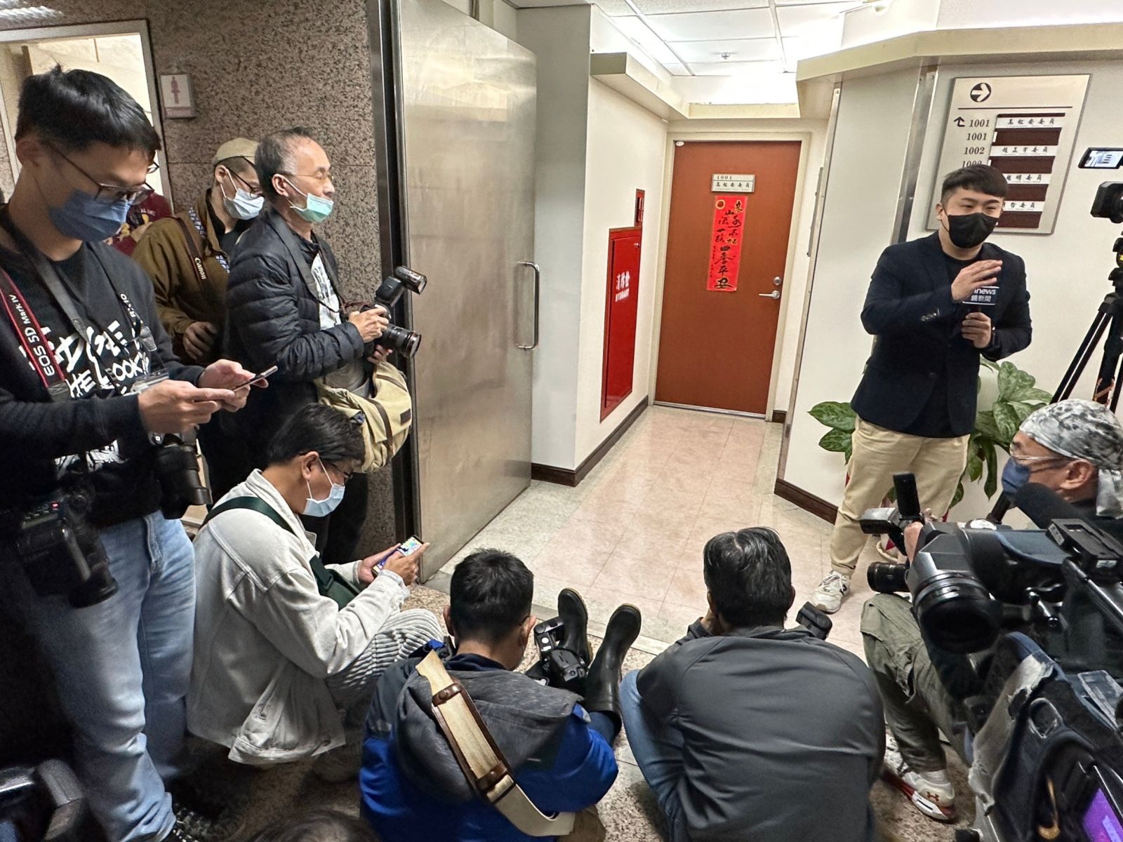 北機站調查官今日上午前往高虹安國會辦公室執行搜索。林啟弘攝