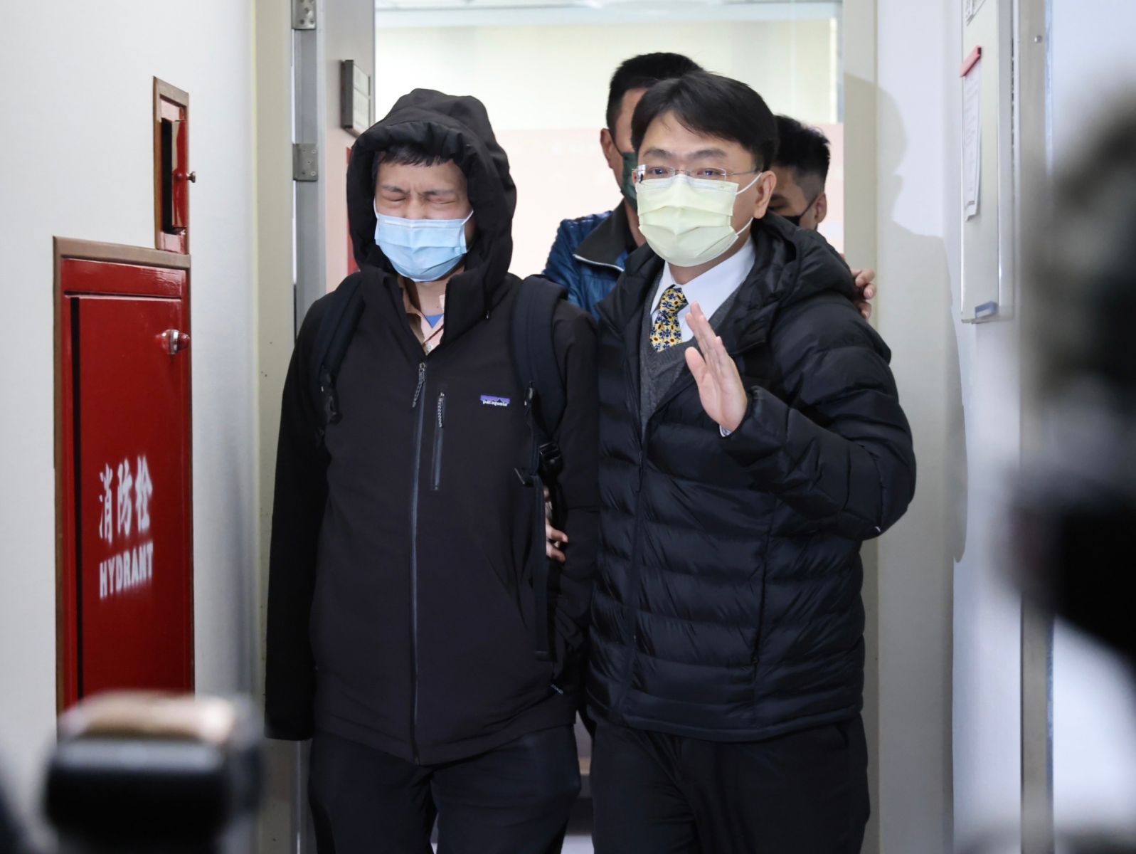 調查局調查官於近12時帶走辦公室主任陳奐宇。林啟弘攝