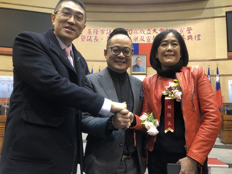 民進黨推派的市議員童子瑋(中)搭配親民黨市議員楊秀玉(右)當選基隆市議會正副議長。選舉結果揭曉後,基隆市長謝國樑(左)上前道賀。中央社