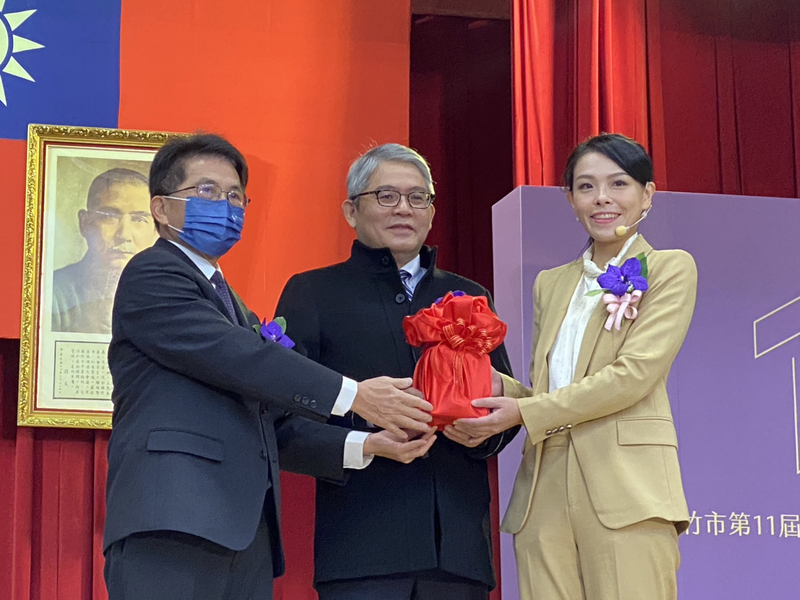 新竹市長高虹安(右)25日宣誓就職,並在內政部代理部長花敬群(中)監誓、監交下,與前新竹市代理 市長陳章賢(左)交接印信,正式上任。中央社