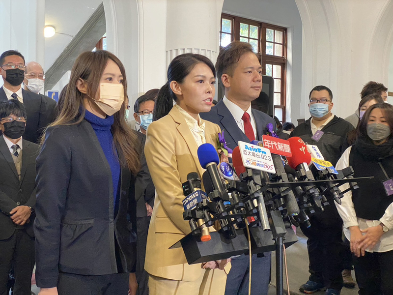 高虹安(前中)25日宣誓就職後接受媒體聯訪。中央社