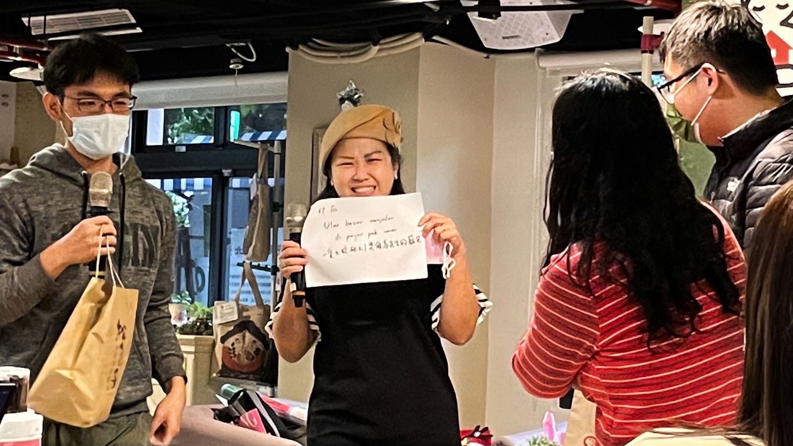 印尼華僑貴琳老師過去一年間，每月至少拜訪10個移工家庭，協助雇主與移工翻譯溝通。單蔓婷攝