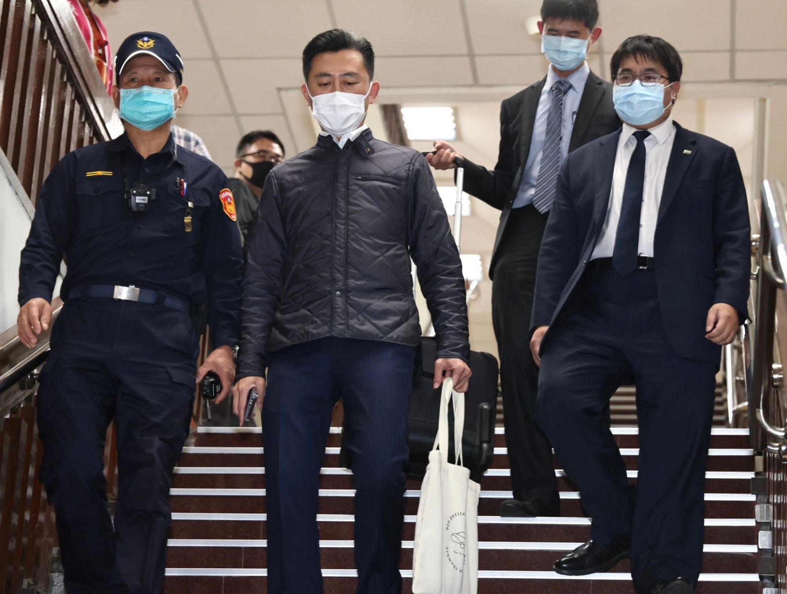 庭訊約1小時結束後,林智堅離去時,面對媒體詢問「你覺得是冤案嗎」?僅說「謝謝大家」,隨即搭上座車離去。林啟弘攝