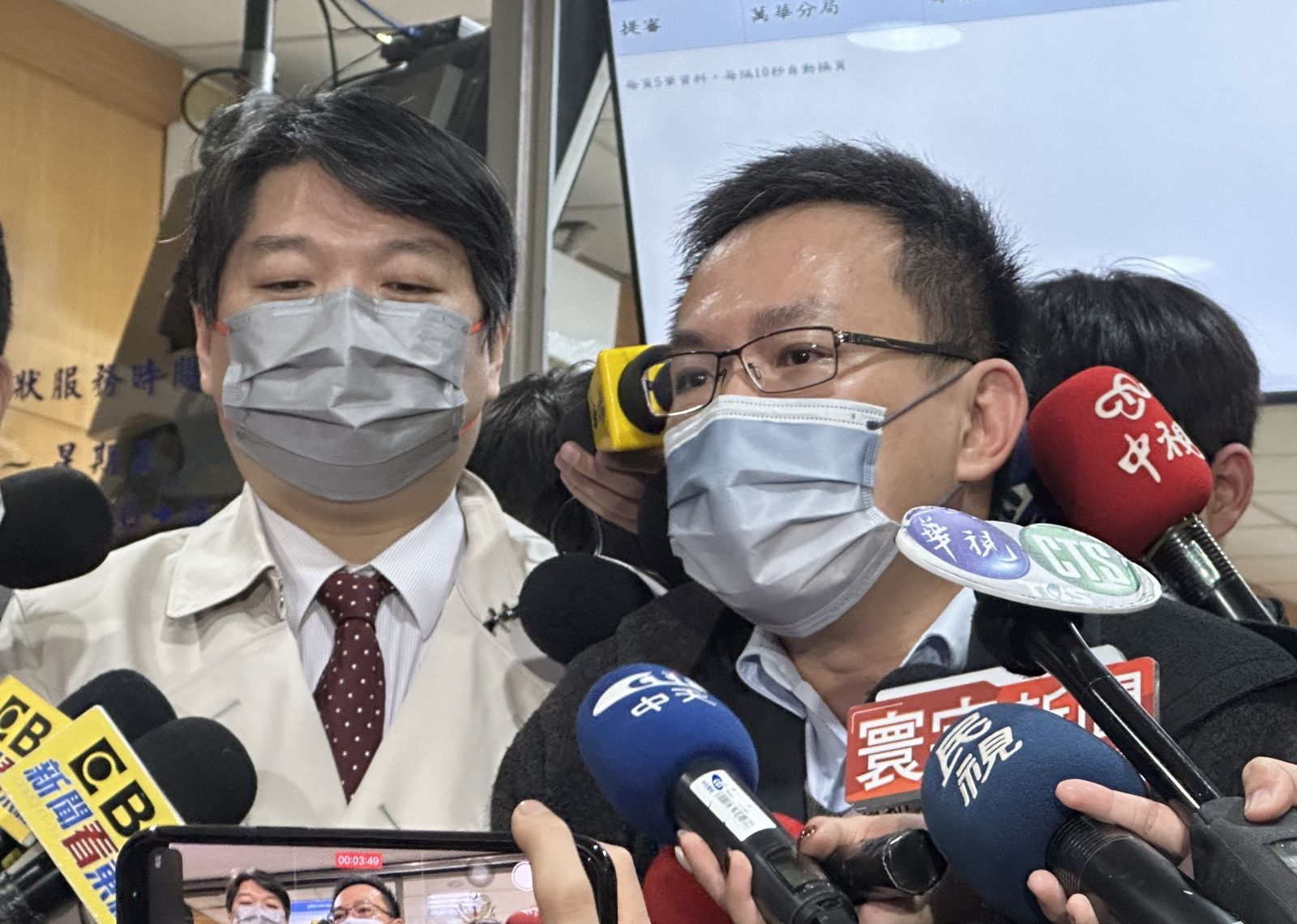 余正煌委由2律師吳俊達(左)、張祐齊(右)出庭。林啟弘攝