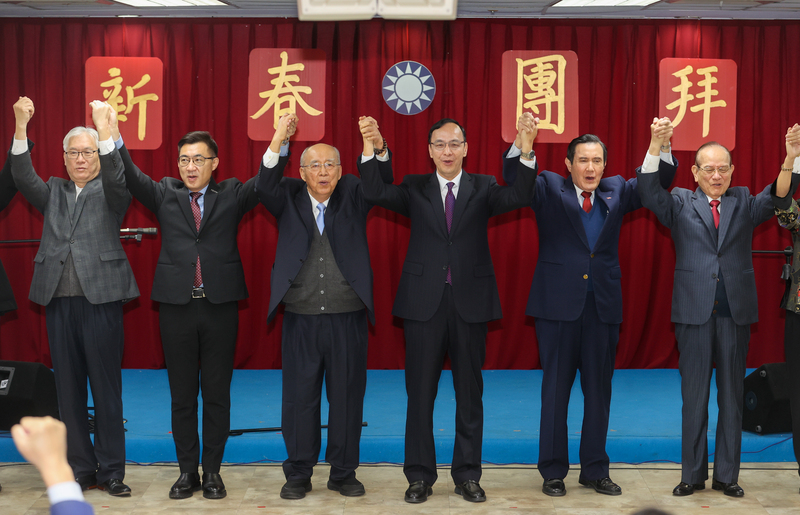 國民黨30日上午在中央黨部舉行新春團拜,黨主席朱立倫(右3)、前總統馬英九(右2)、前黨主席吳伯 雄(右4)與江啟臣(右5)等人出席,齊喊加油,營造黨內團結氣氛。中央社