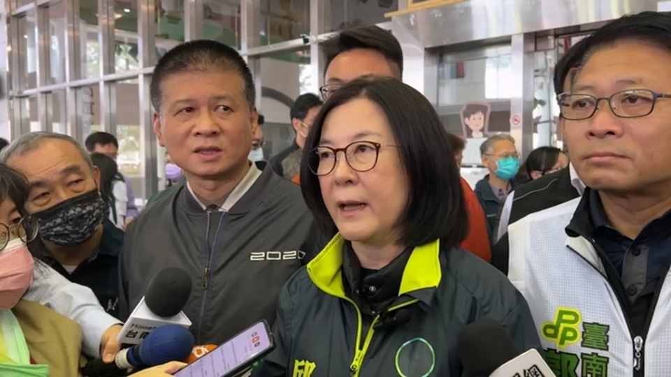 台南市正副議長邱莉莉(中)、林志展(左二)昨遭檢方二度傳喚,諭令150萬、120萬元交保。資料照片