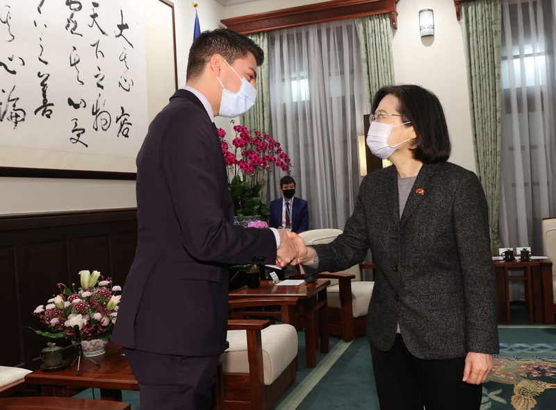   總統蔡英文（右）與友台小組共同主席莫麟納（Fabian Molina）（左）握手致意。中央社