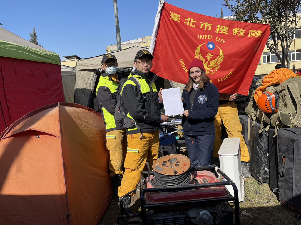 台灣搜救隊於12日正式撤離土耳其返台，北市搜救隊透露將部分裝備及物資贈與土耳其當地搜救團隊。北市搜救隊