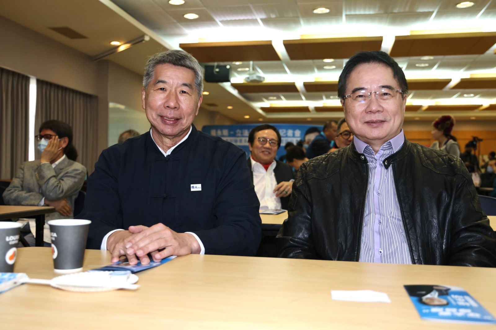 孫文學校總校長張亞中(左)、國民黨前立委蔡正元(右)出席力挺。林啟弘攝