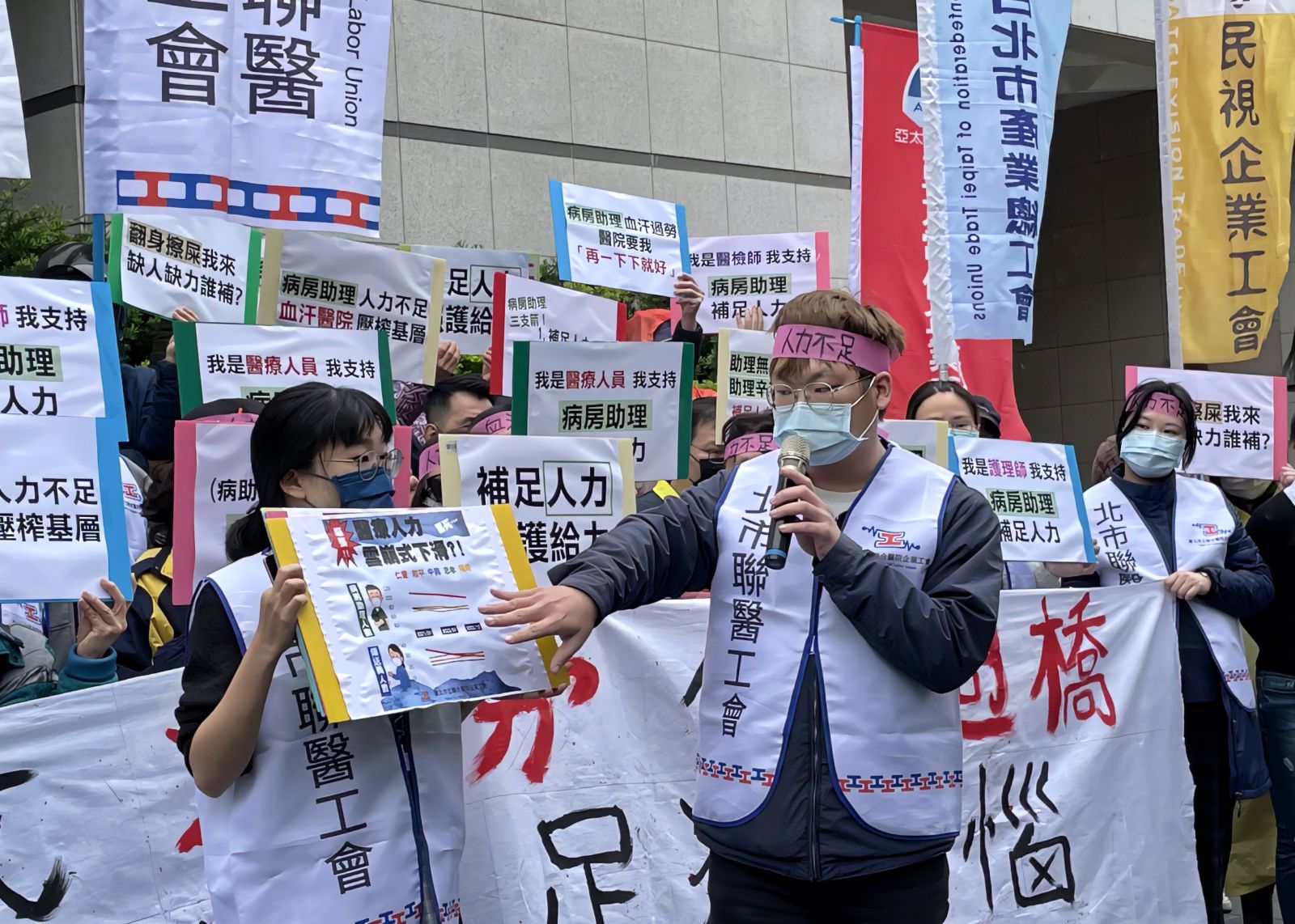 聯醫工會吳承恩理事指出，工會多次要求與醫院協商精算人力，醫院卻從未正面答覆。單蔓婷攝