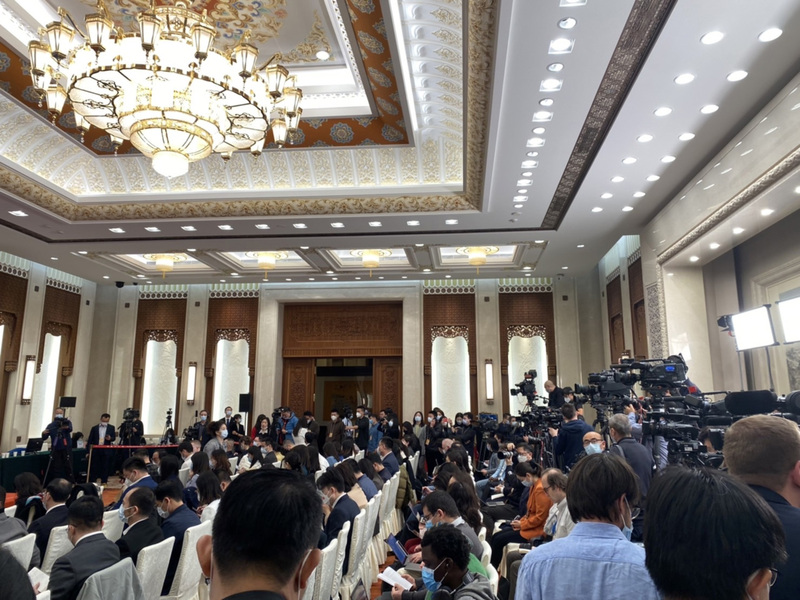 中國十四屆全國人大一次會議新聞發布會4日在人民大會堂的新聞發布廳舉行。圖為記者會現場,這也是 睽違3年後記者們全體回到人民大會堂採訪,各種「長槍短炮」的攝影器材重回現場。中央社