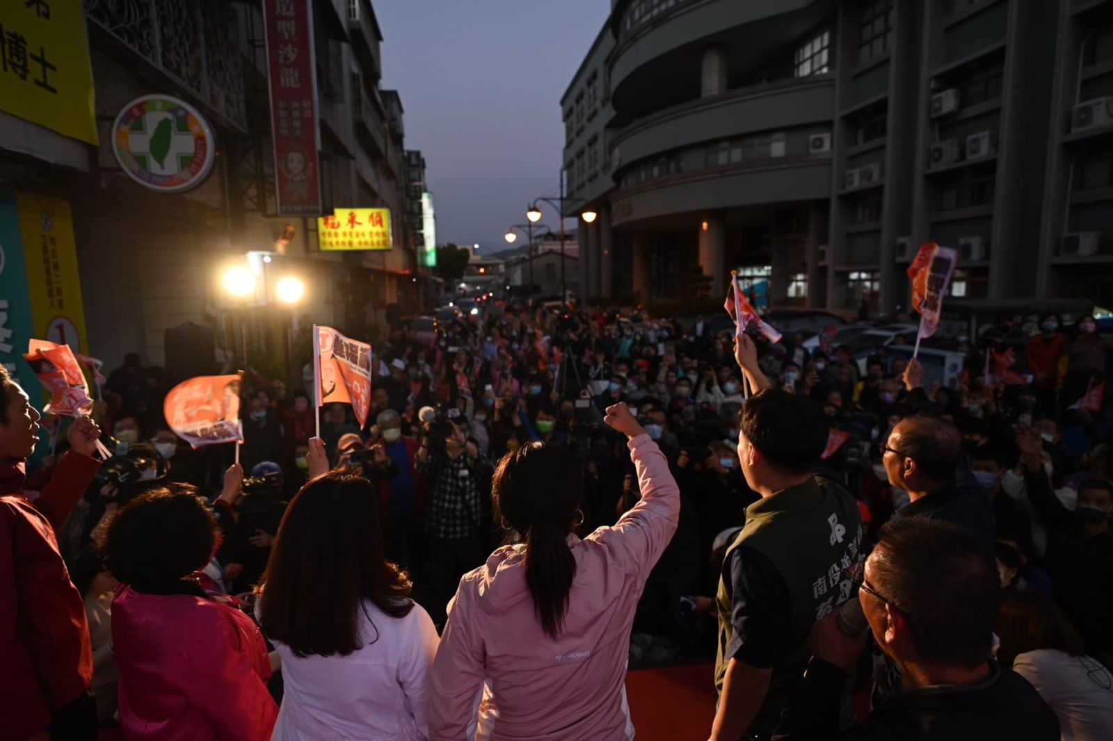 蔡培慧以近2千票的差距險勝，為民進黨注入強心針。蔡培慧臉書