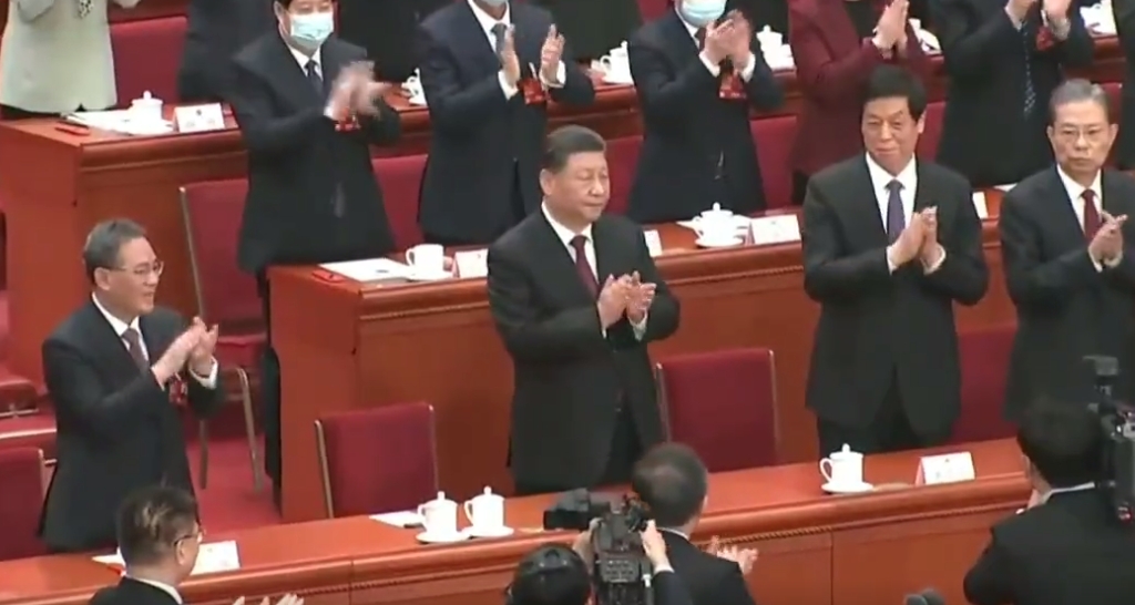 習近平10日全國人大一次會議中全票當選當選中國國家主席,全體與會者站立鼓掌。翻攝畫面