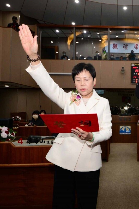 劉陳昭玲涉嫌違反貪污治罪條例,今(14日)凌晨1時20分聲請羈押劉陳昭玲等3人。圖為去年底當選議長宣誓之照片。中央社
