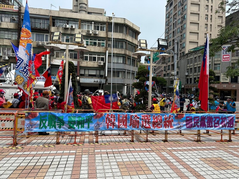 台南韓國瑜之友會19日號召約30名韓粉前往國民黨中央黨部,促2024總統徵召人選應納入韓國瑜。中央社