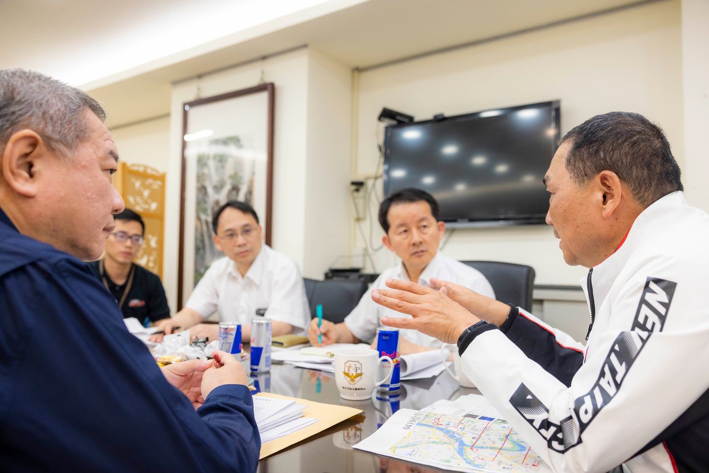 侯友宜結束新加坡結束交流考察行程,22日晚間立即前往新北市刑事警察大隊關心警方辦案進度。翻攝侯友宜臉書