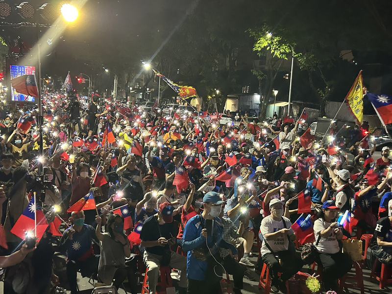 韓粉22日晚間在高雄岡山舉辦造勢活動,要求國民黨中央將韓國瑜納入總統選舉內參民調。現場旗海飄揚,主辦單位稱估計現場已達5000人。 中央社/民眾提供