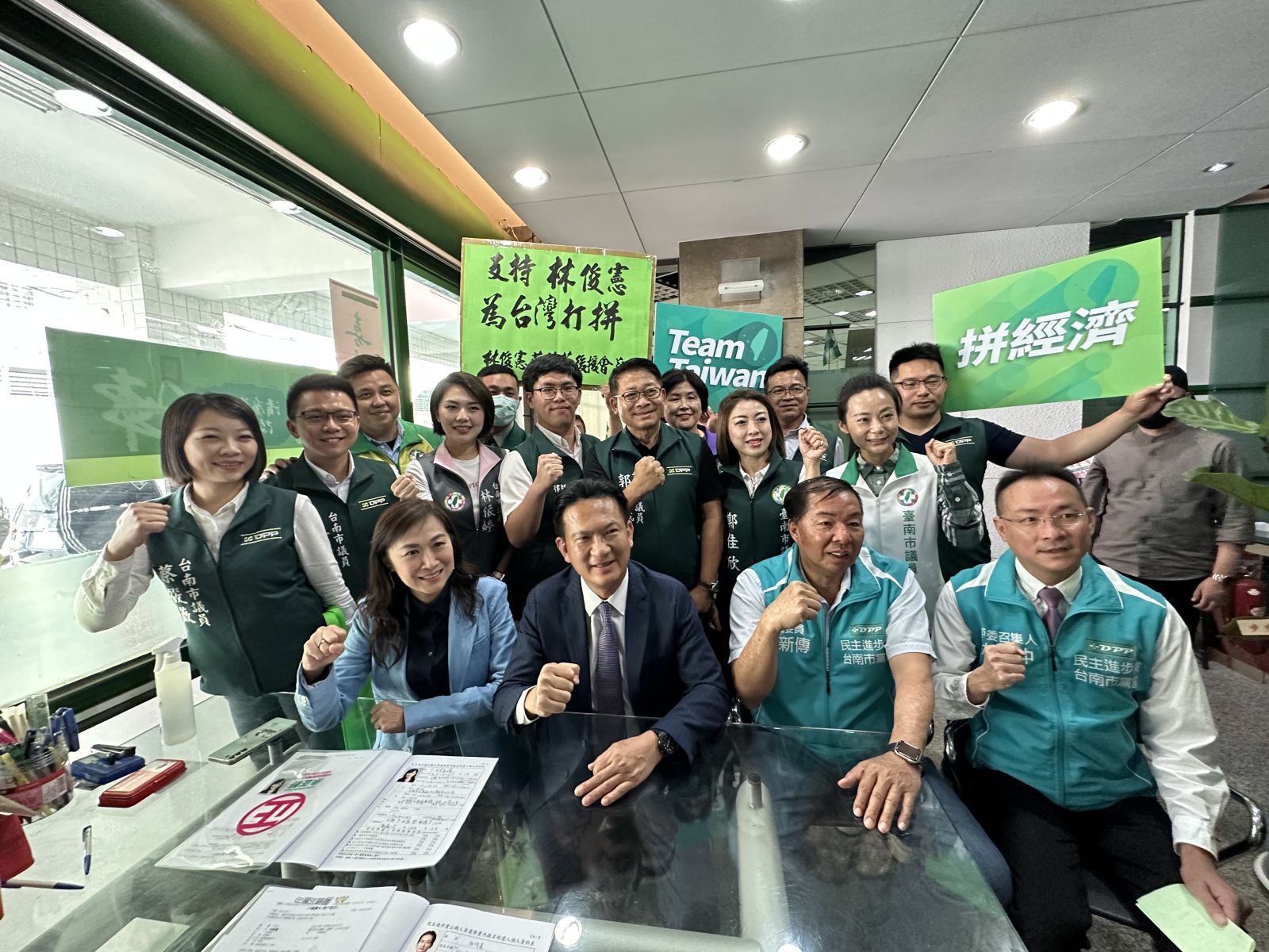林昱仲(前排右)是民進黨台南市黨部評委召集人,也是全國黨代表。辛啓松攝