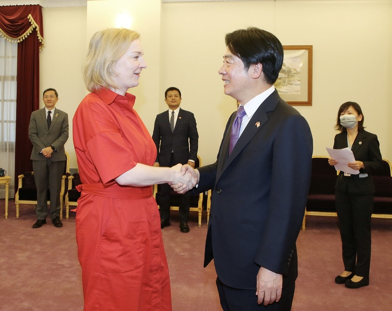 賴清德18日在總統府接見前英國首相特拉斯(Liz Truss)(前左),兩人握手致意。中央社