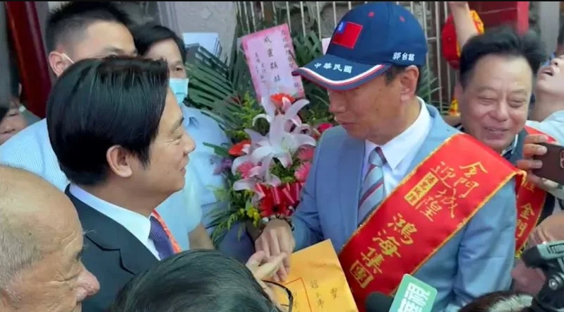 郭台銘與賴清德今日在金門迎城隍活動同台,郭還遞交自己的和平宣言給賴清德。郭辦提供
