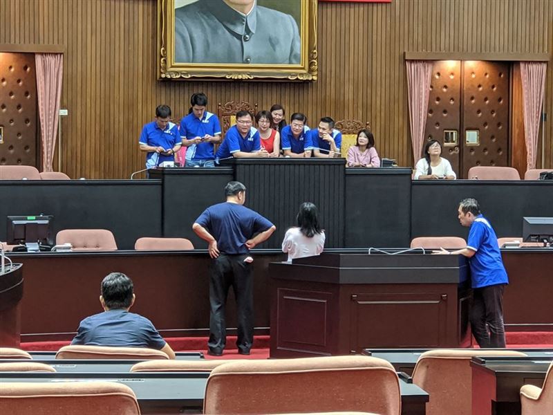 藍委占領主席台,民進黨立委范雲控遭性騷擾。翻攝3Q 陳柏惟臉書