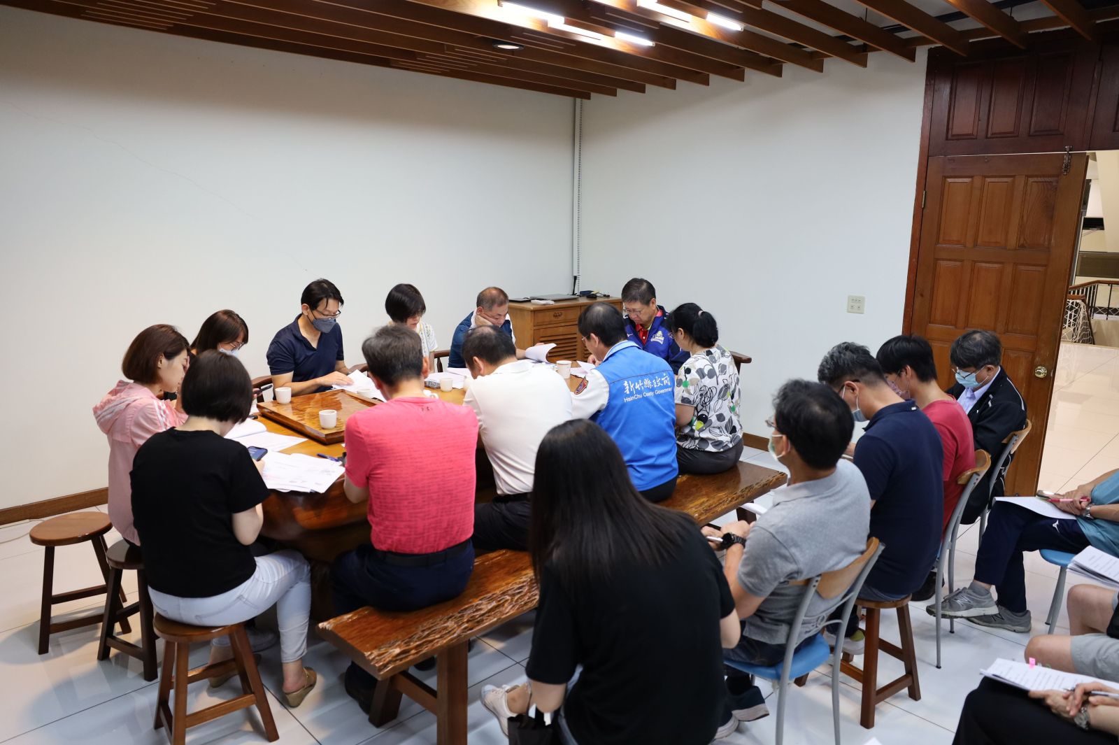 新竹縣長楊文科提早返國，漏夜針對竹北氣爆意外，在公館召開跨局處緊急會議。翻攝新竹縣府官網
