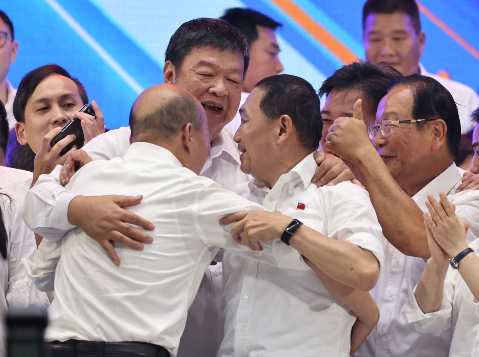 國民黨全代會,總統參選人侯友宜數度擁抱前高雄市長韓國瑜,攬住肩膀不放。林啟弘攝