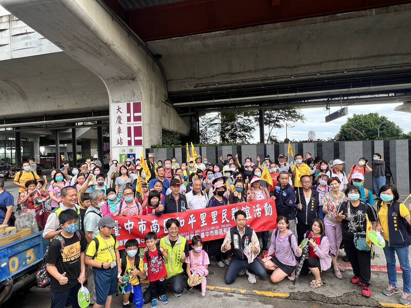 江肇國表示,只有在站外與里民合照。江肇國提供