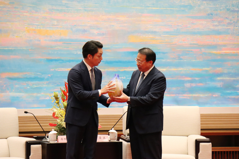 蔣萬安（左）29日率團抵達上海參加雙城論壇，晚間與上海市長龔正（右）會面。中央社