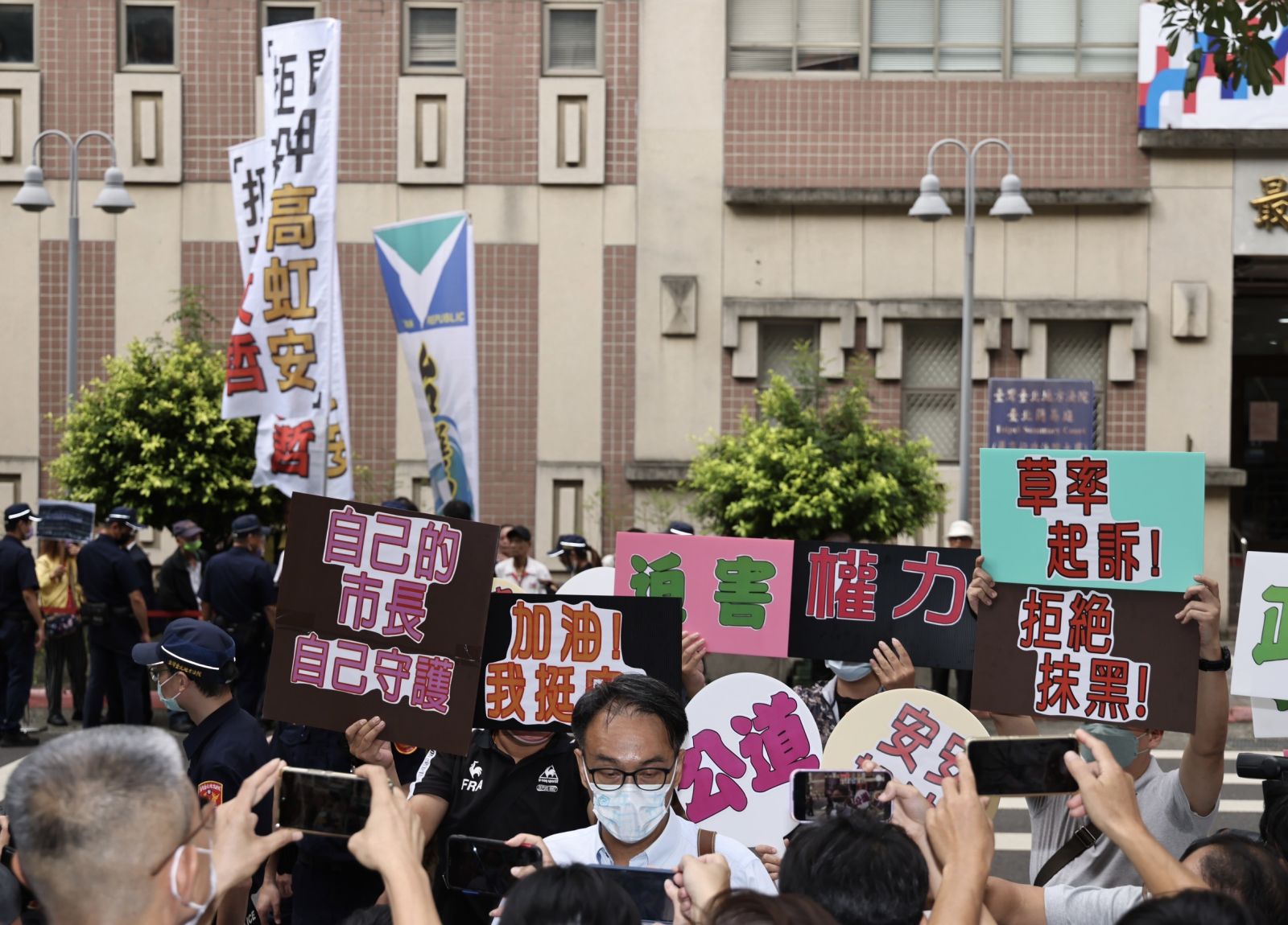 台灣國成員到場抗議要求北院關押高虹安,不過也新竹市議員到場聲援。林啟弘攝