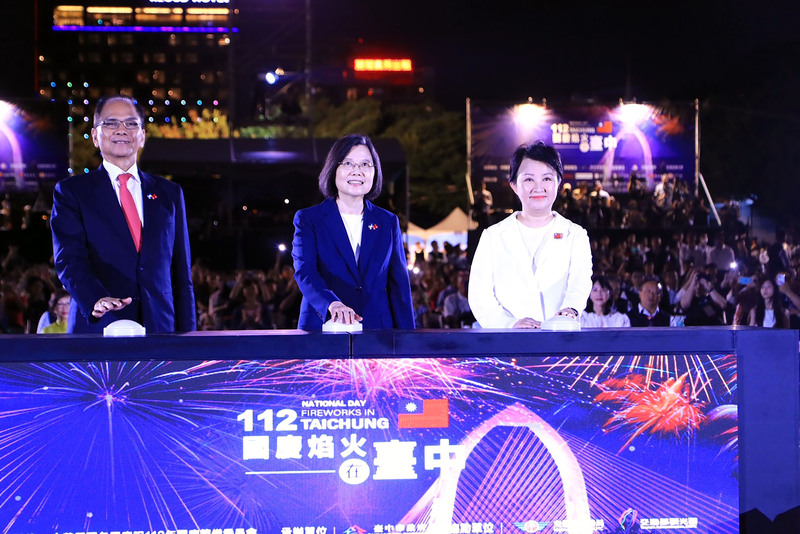 112年國慶焰火10日晚間在台中市中央公園盛大施放,由總統蔡英文(中)、立法院長游錫堃 (左)及台中市長盧秀燕(右)共同按鈕啟動。台中市政府提供
