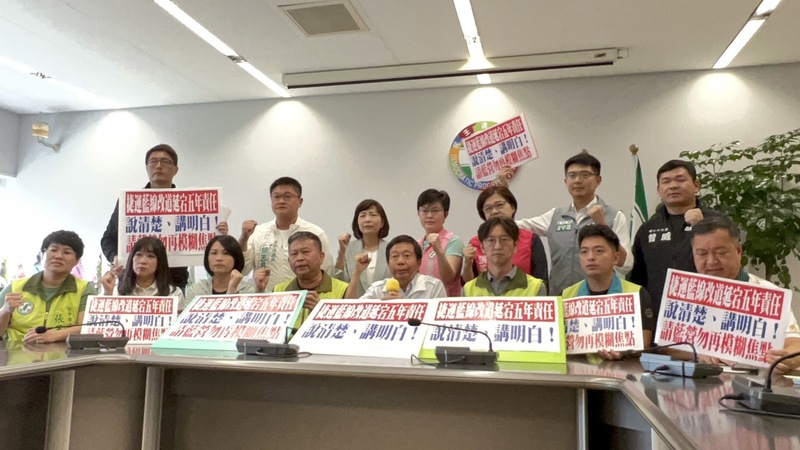 民進黨台中市議會黨團召開記者會，指盧秀燕上任後更改中捷藍線路線及站點，經費暴增才遲未獲核定。中央社