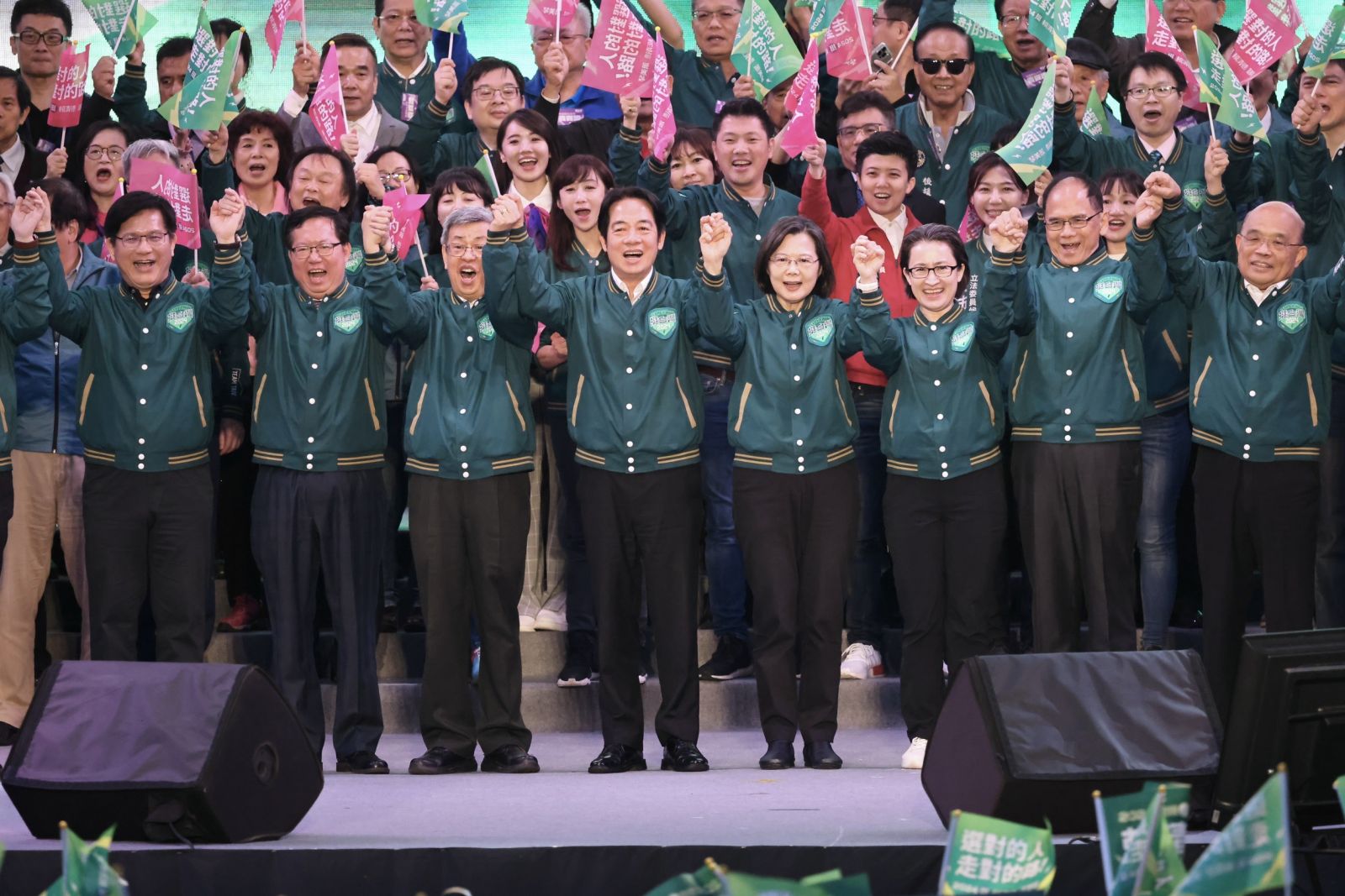 蔡英文出席民進黨台北市立委競總成立大會,並拉起賴清德與蕭美琴等高呼口號。林啟弘攝
