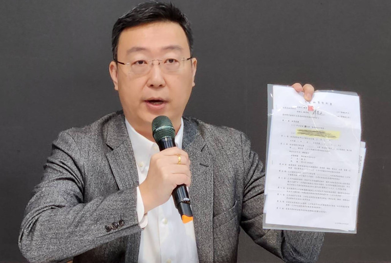 潘孟安遭控入住綠能廠商豪宅,競總發言人陳世凱4日出示租約及每月匯款單駁斥。中央社